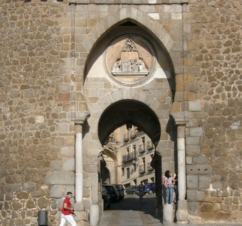 Hufeisenrund- und Hufeisenspitzbogen, ein Stadttor von Toledo
