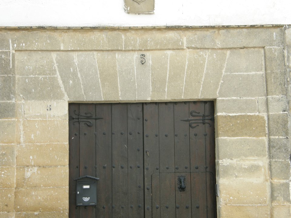 Scheitrechter Bogen, Naturstein