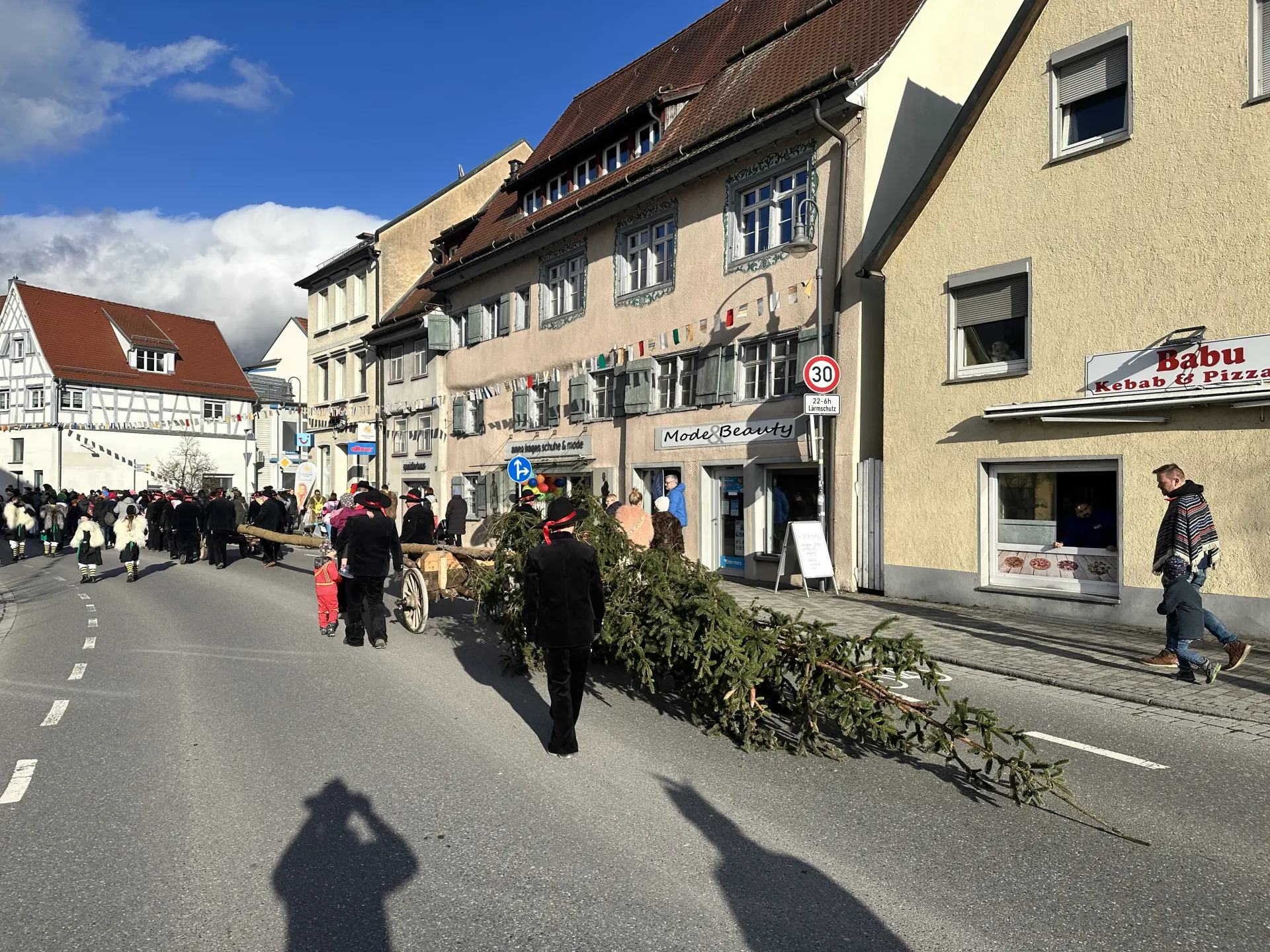 Der Umzug durch den Ort
