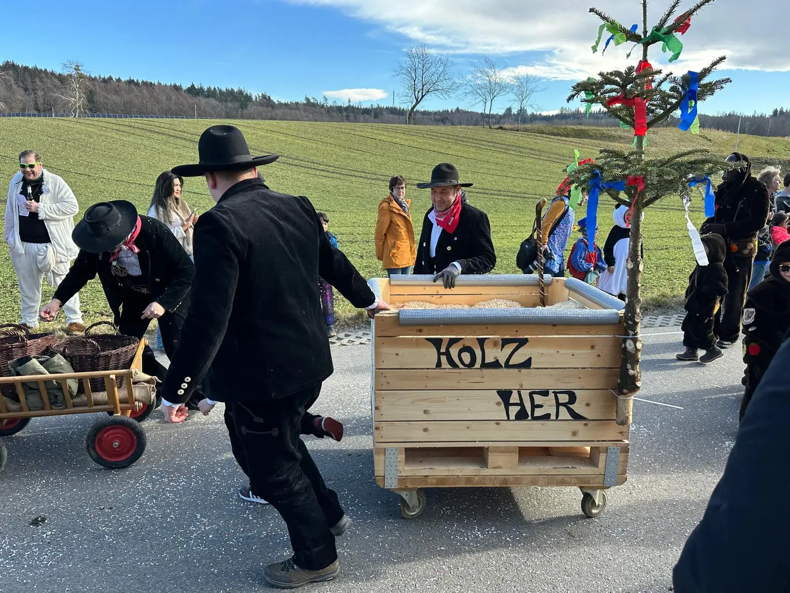 Holz - Her! Neben dem Sägemehl darf unser eigener Narrenbaum nicht fehlen!