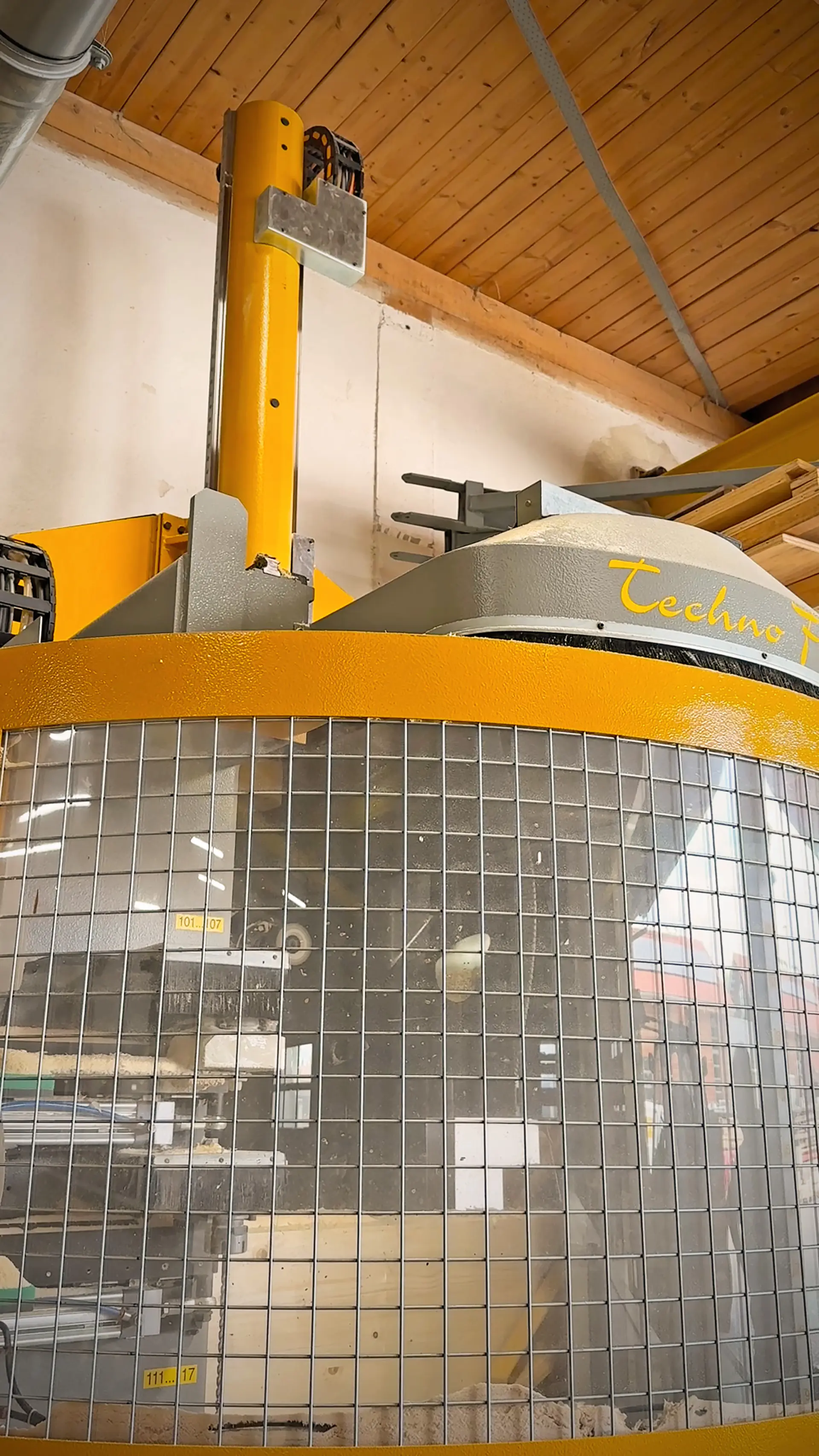 Durch konstruktive Änderungen speziell für die Zimmerei Thomas kann „ihre“ Techno Fast bis zu 40 cm senkrecht bohren (statt wie im Standard nur 32 cm). Perfekt für die zahlreichen Sanierungsprojekte.