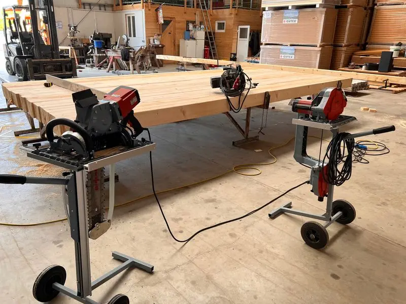 Handabbund in großer Abbundhalle mit Hallenkran und modernsten Maschinen