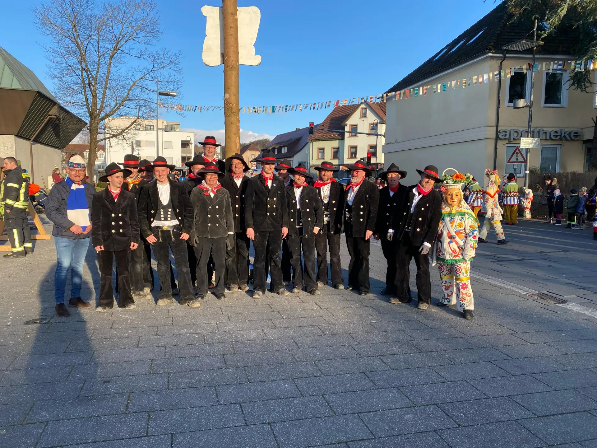 Gruppenfoto nach dem erfolgreichen Narrenbaumstellen