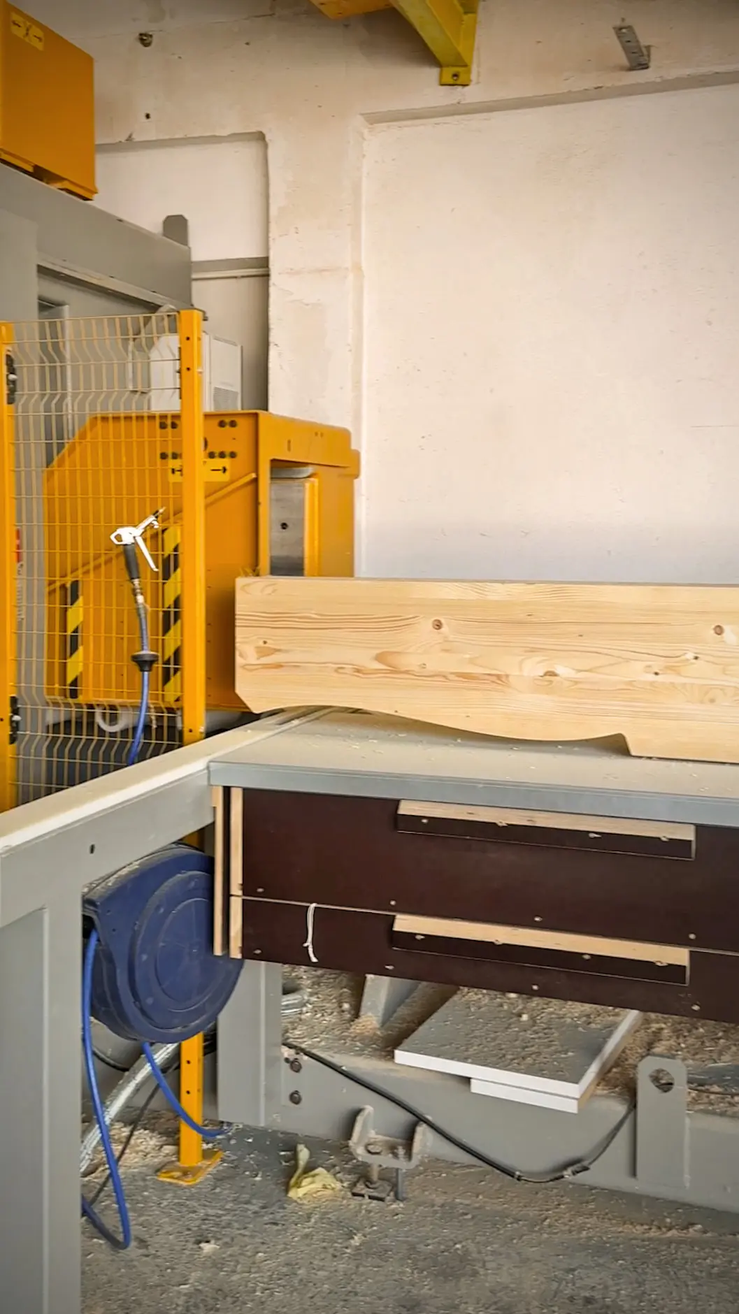 Sichtbare Pfetten mussten an die Geometrien des Bestandbaus angepasst werden.