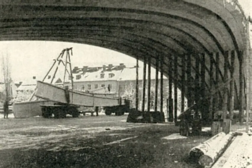 Verleimte Montagestöße, gelagert wurde so, dasss es keine unerwünschten Durchbiegungen gab, zwei Binderhälften wurden montagefertig miteinander verbunden.