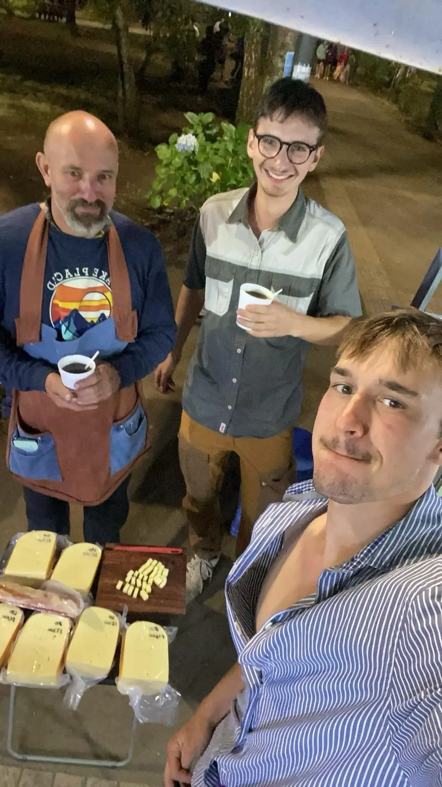 Gemeinsam mit Kollege Alvaro und Quentin auf dem örtlichen Markt