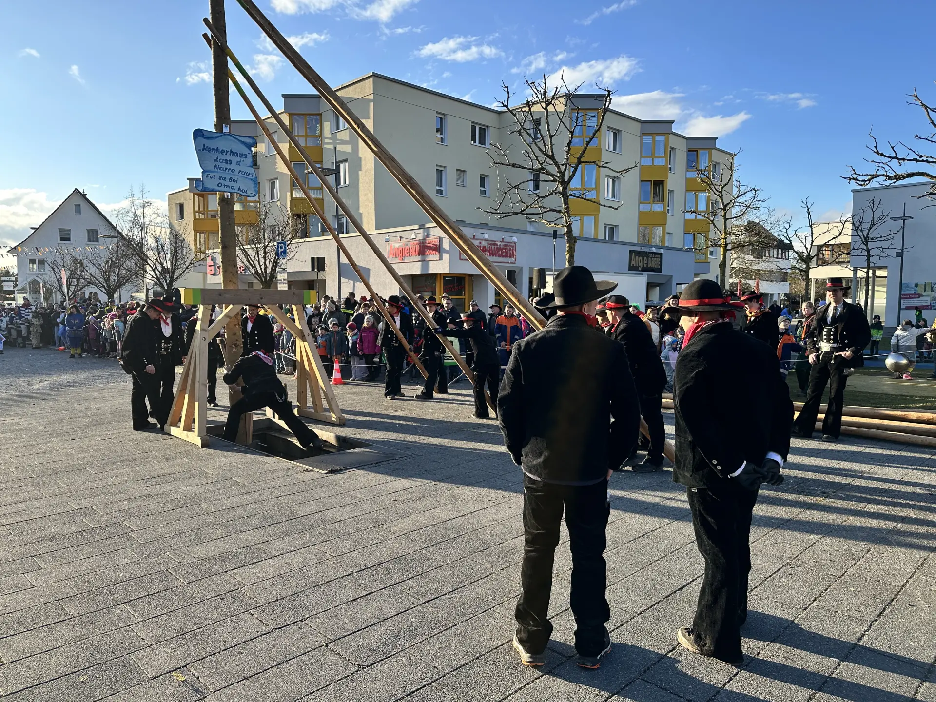 Wer nichts zu tun hat beobachtet kritsch oder tut so als ob erwas zu tun hat