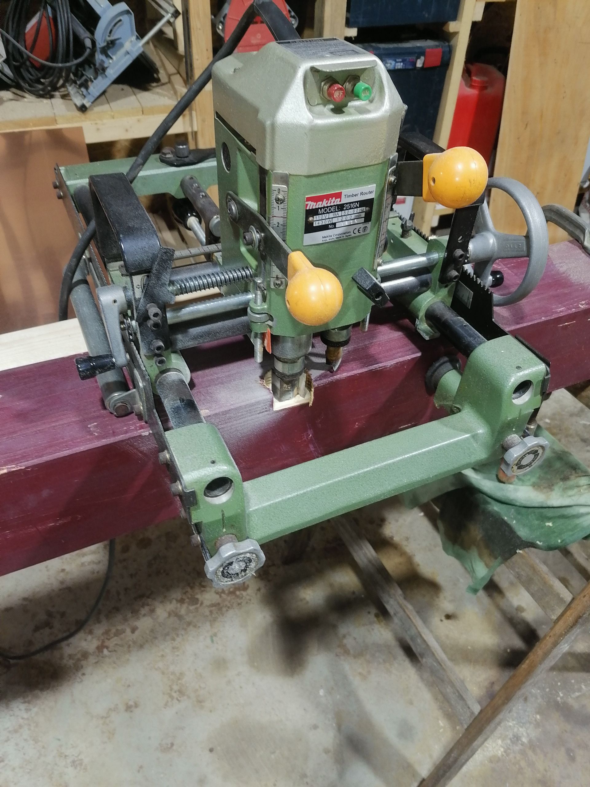 Makita 2516N Timber Router Fräse | Zimmerer-Treffpunkt