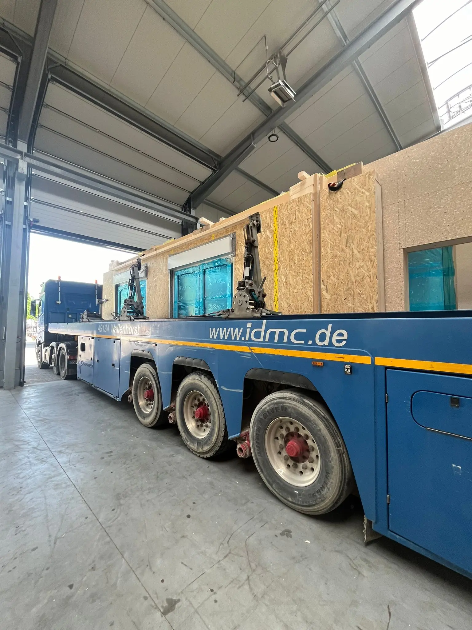 Die in der Halle vorbereiteten Elemente fertig verladen.